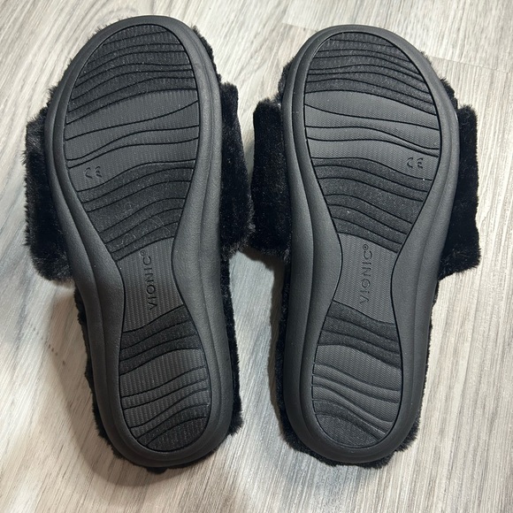 Cozy women’s Vionic Black Fuzzy Slippers - Picture 4 of 4
